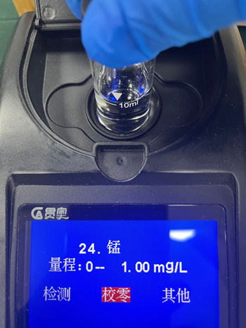 水質(zhì)檢測(cè)儀進(jìn)行校準(zhǔn) 水質(zhì)檢測(cè)儀進(jìn)行校準(zhǔn)
